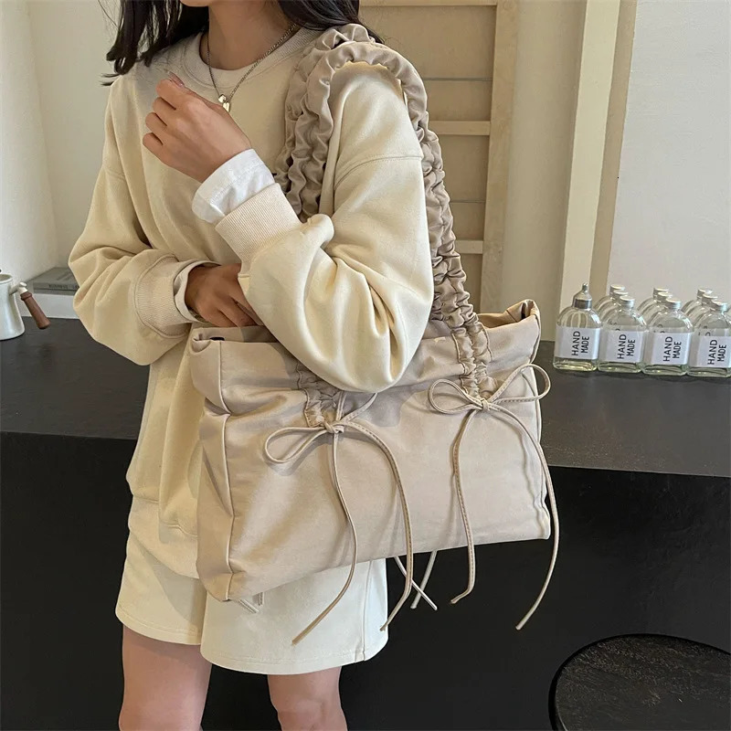 Fashion Box Straw Women Handbags Wicker Woven Shoulder Crossbody Bags Chic Lock Pu Summer Beach Rattan Small Flap 241011