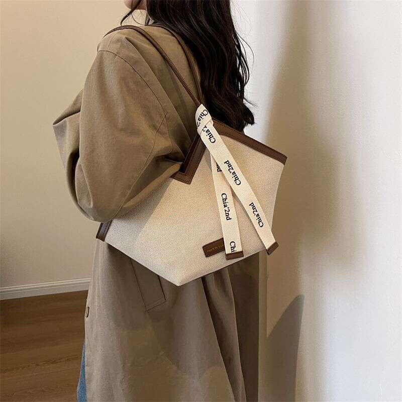 Wooden mouth large capacity versatile for women's outings, 2023 high-end canvas tote bag, commuting and class trend