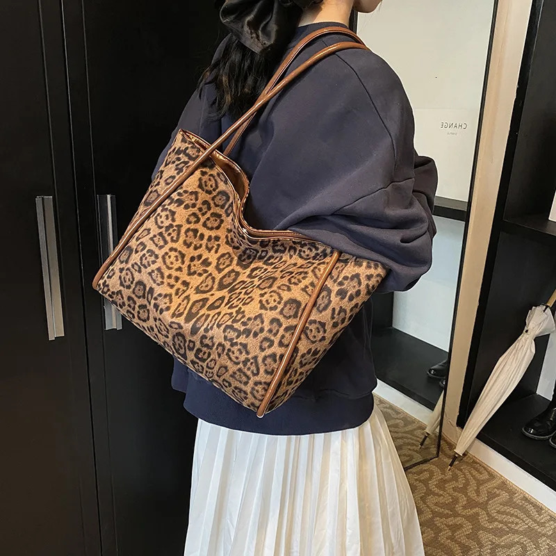 Autumn Class Female Students Canvas Handbag Korean Edition Ins Large Capacity Shoulder Bag 241008