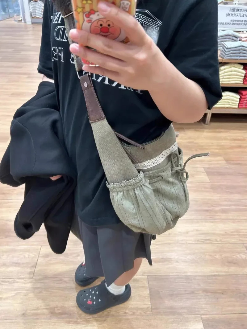 MBTI retro womens cross body bag Korean style fashionable canvas handbag Versatile casual large capacity shoulder bag 241008