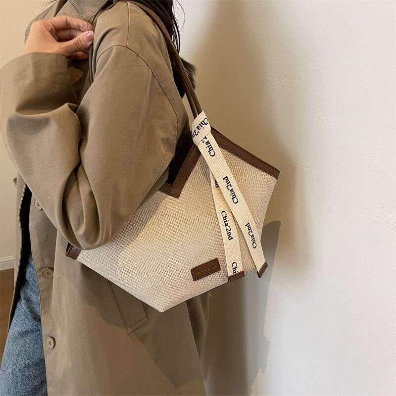 Wooden mouth large capacity versatile for women's outings, 2023 high-end canvas tote bag, commuting and class trend