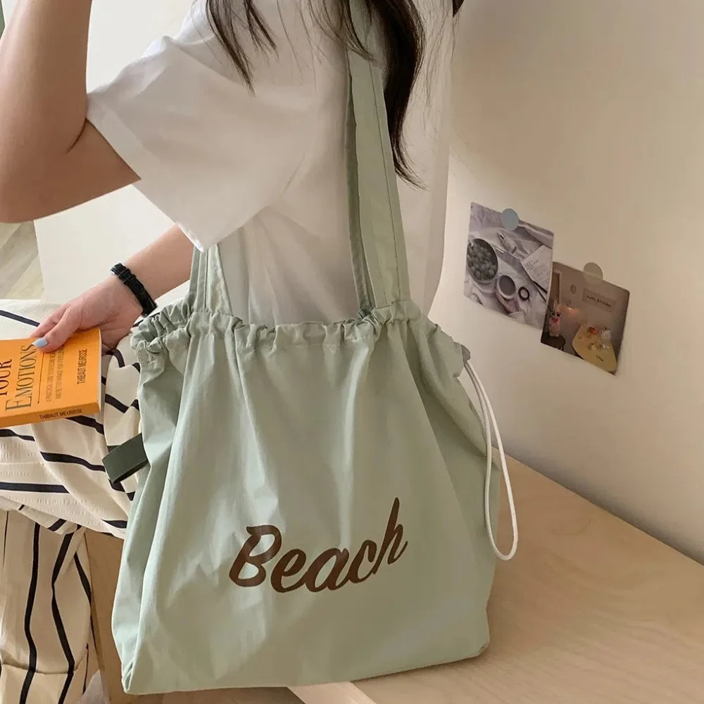 Polyester drawstring handbag with pleats large capacity nylon shoulder bag breathable Korean letter printed handbag school 241008