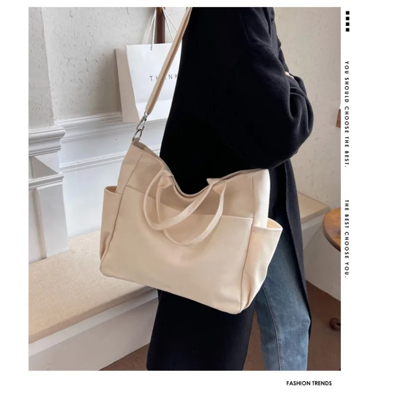 Womens large capacity fashionable canvas bag Korean style retro simple commuting casual shoulder messenger bag 241008