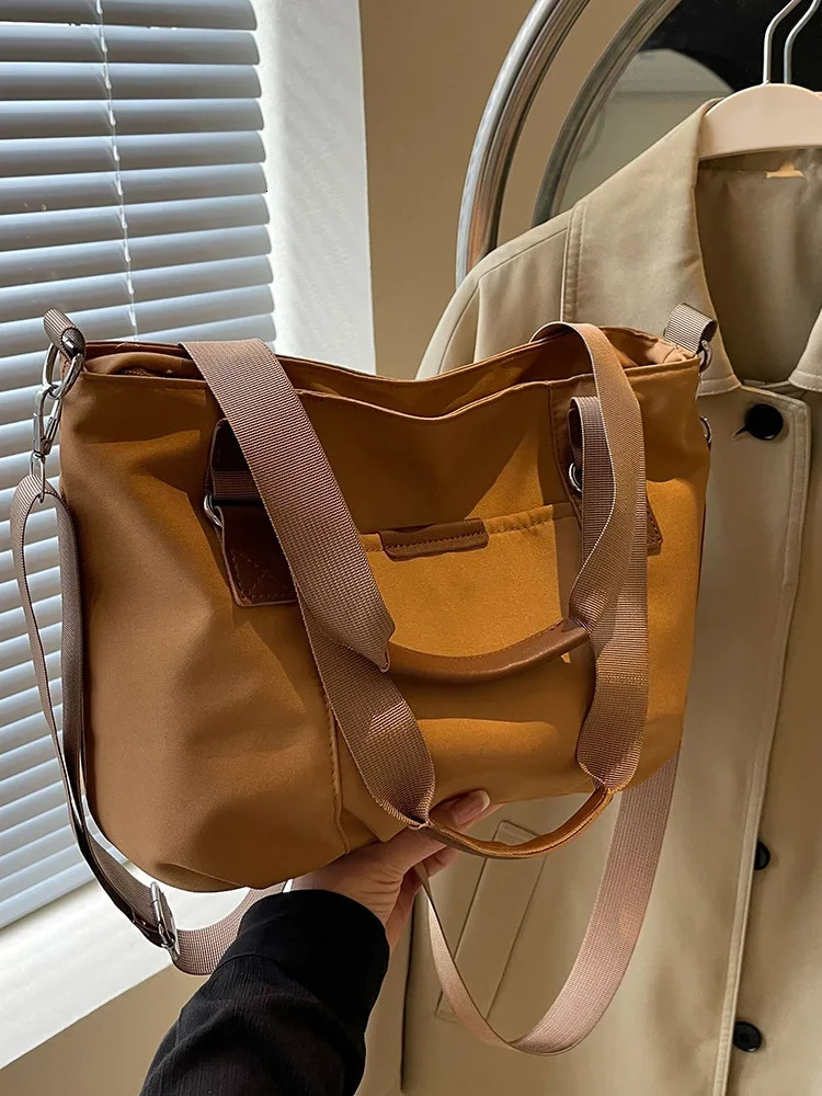 Student handbag commuting fashionable womens shoulder bag Korean casual large capacity Versatile Crossbody handbag 241008