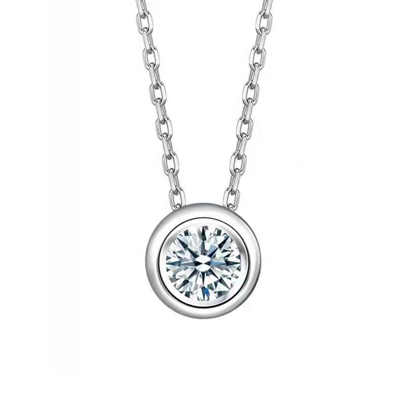 2024 Ins Top Sell Three Stone Pendant Simple Fashion Jewelry Real 925 Sterling Silver Round Cut White Lab Moissanite Diamond Party Women Wedding Clavi