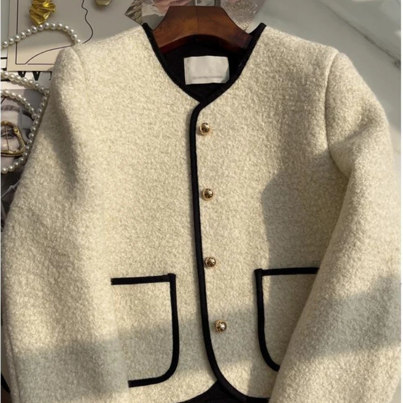 Autumn Elegant Beautiful y White Jacket for Women Highend Fashionable Top Suitable with Buttons and Pockets 241011