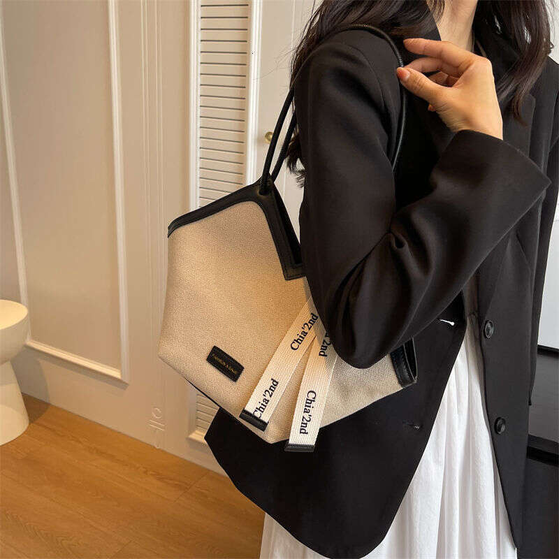 Wooden mouth large capacity versatile for women's outings, 2023 high-end canvas tote bag, commuting and class trend