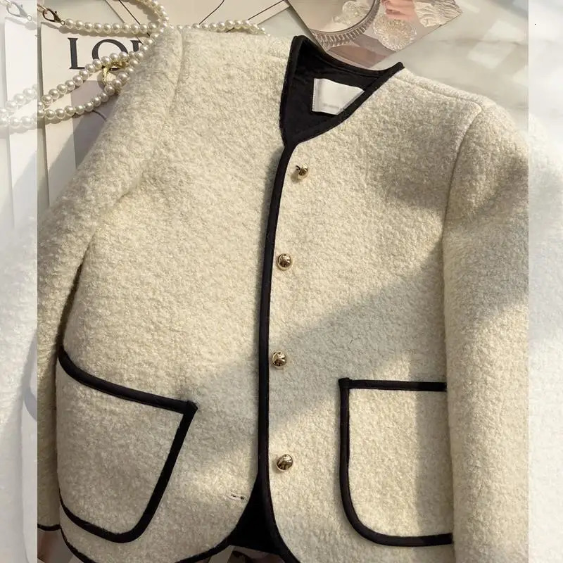 Autumn Elegant Beautiful y White Jacket for Women Highend Fashionable Top Suitable with Buttons and Pockets 241011