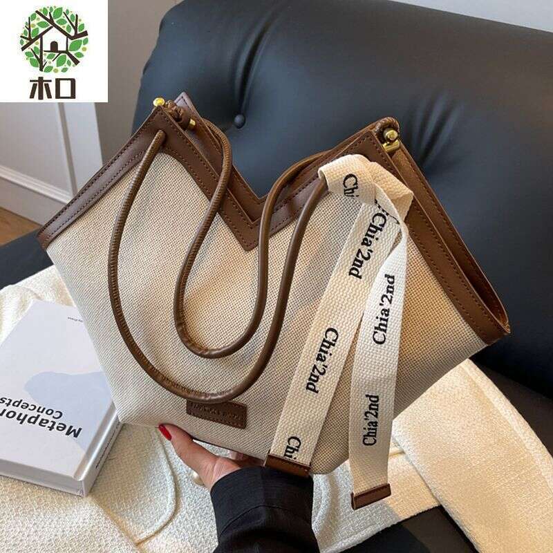 Wooden mouth large capacity versatile for women's outings, 2023 high-end canvas tote bag, commuting and class trend