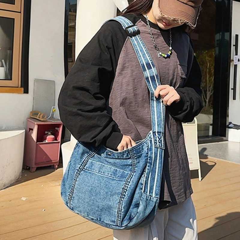Fashionable denim canvas cross body bag with adjustable shoulder straps for women suitable for work and leisure M241014