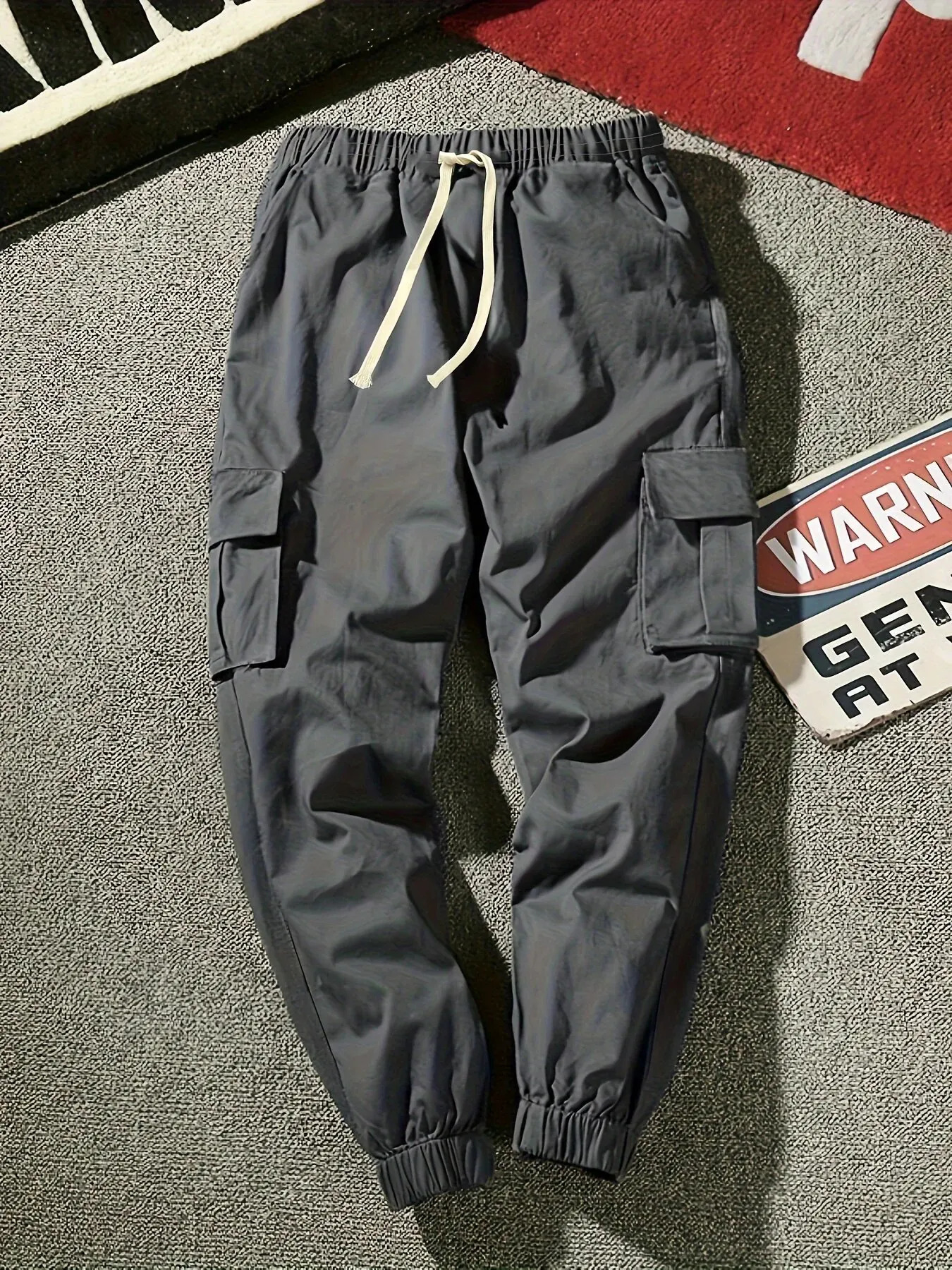 Fashionable solid cargo pants mens solid multi flap pocket pants loose casual outdoor pants mens work pants 241011