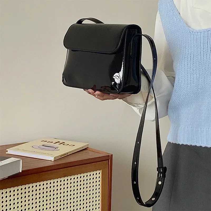 Luxury flip side bag retro patent leather shoulder bag womens solid color bottom bag red side bag womens handbag M241014