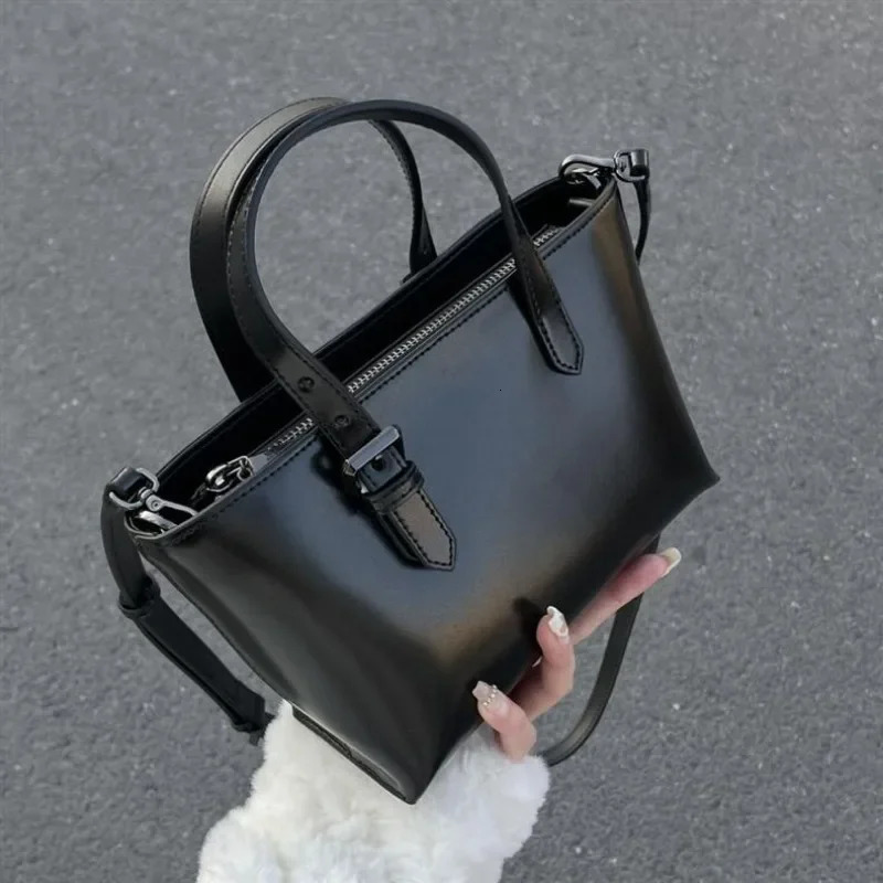 Tote Handbag for Women 2024 Versatile Korean Niche Bags Retro Small Commuting Handheld Crossbody Bag 241011