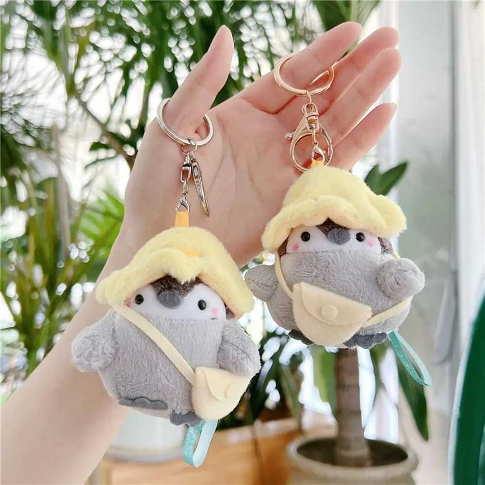 Travel hat penguin keychain cute plush doll toy keychain pendant cartoon penguin plush keychain mens backpack keychain Y241014