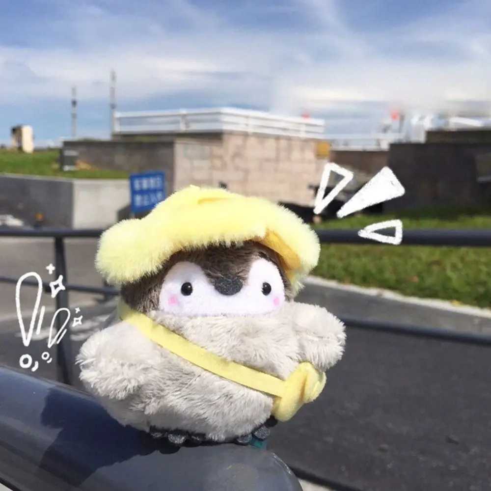 Travel hat penguin keychain cute plush doll toy keychain pendant cartoon penguin plush keychain mens backpack keychain Y241014