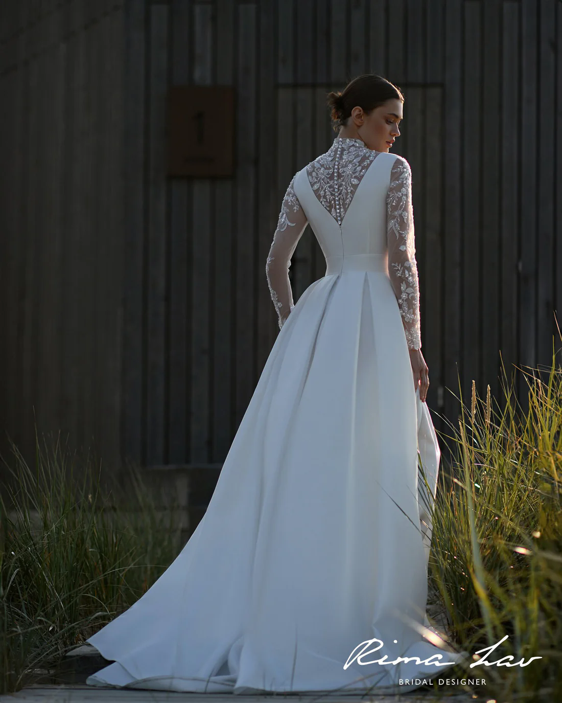 Modest High Collar Long Sleeves Wedding Dresses Glitter Appliques Bride Robe Elegant A-line Satin Long Bridal Gown Robe De Mariee