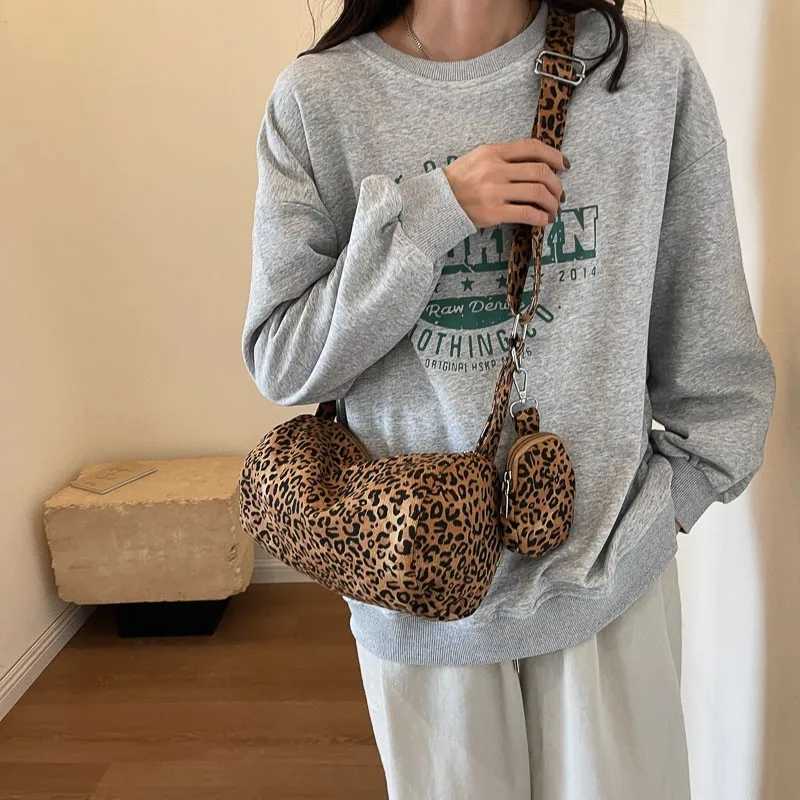 Hot selling fashion lightweight leopard print canvas womens cross body bag new Communicating Versatile Underarm bag M241014