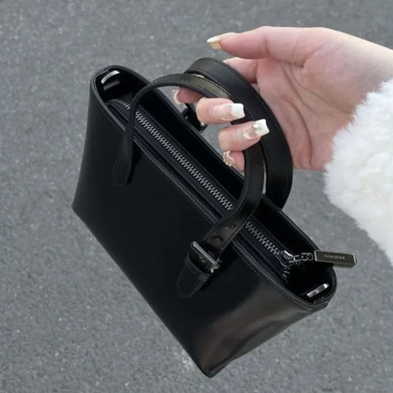 Tote Handbag for Women 2024 Versatile Korean Niche Bags Retro Small Commuting Handheld Crossbody Bag 241011