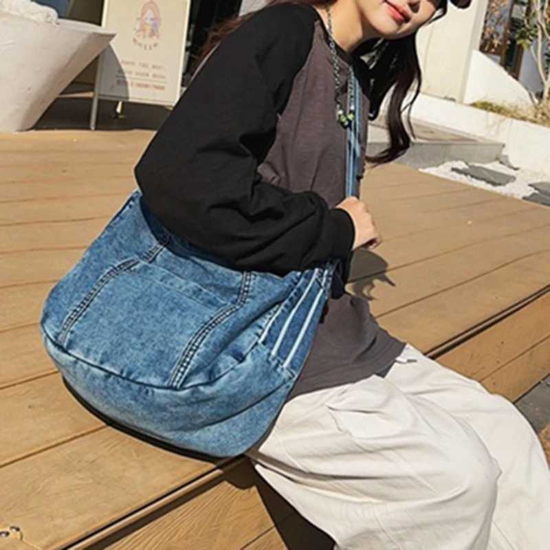 Fashionable denim canvas cross body bag with adjustable shoulder straps for women suitable for work and leisure M241014