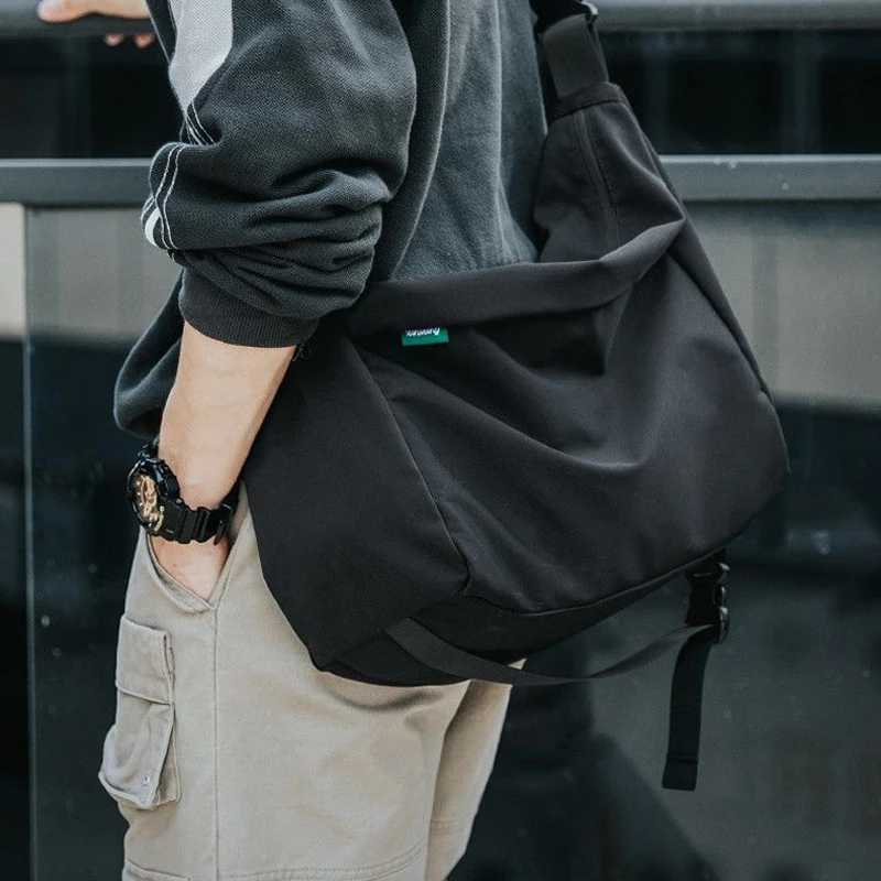 Da Xin Shi Bao Mens Shoulder Bag Fashion Large Capacity Fashion Trend Bag Black Cross Body Bag Womens Bag M241014