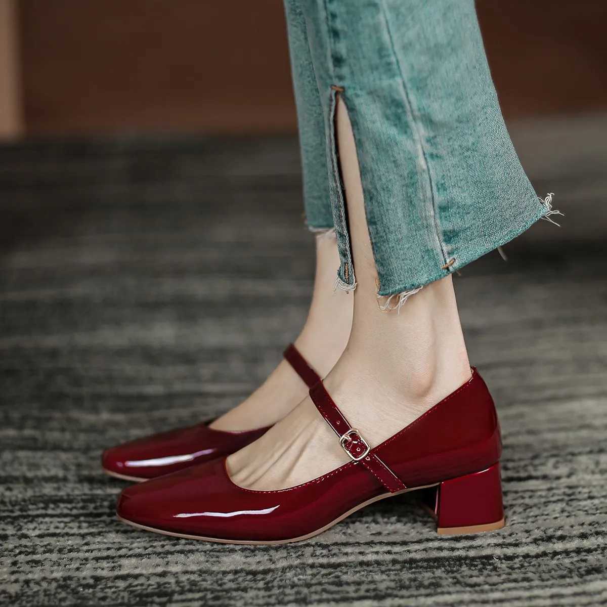 French Mary Jane Womens Shoes 2024 New Medium Heel Red Shoes Womens Thick Heel Small Leather Shoes High HeelsLX241014