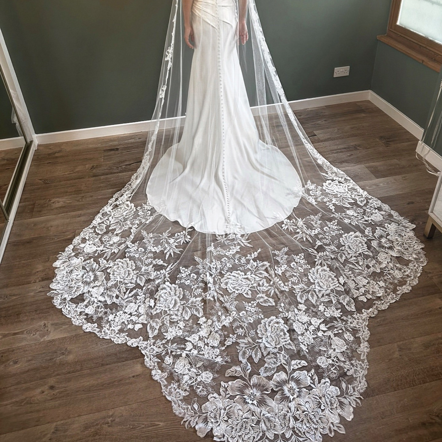 2024 Gorgeous 3M Wedding Veils With Lace Applique Edge Long Cathedral Length Veils One Layer Tulle Custom Made Bridal Veil ZJ405
