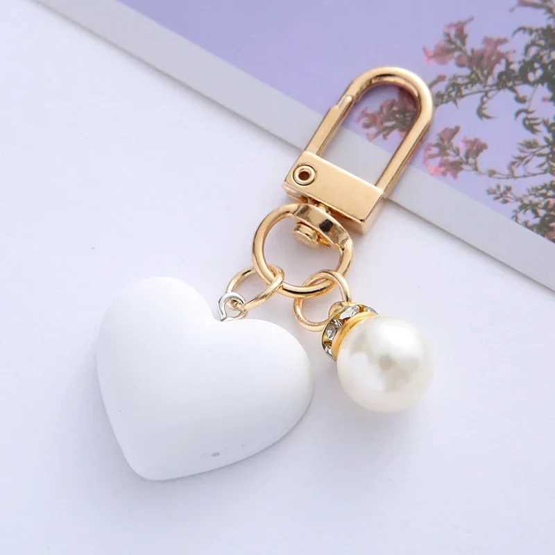 New Charm Pearl Love Keychain Pendant Girl Heart shaped Black and White Gloss Peach Heart shaped Accessories Cute Couple Bag Pendant Key Ring Y241014
