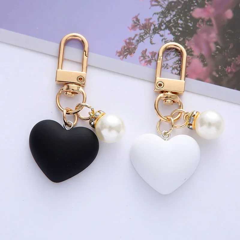 New Charm Pearl Love Keychain Pendant Girl Heart shaped Black and White Gloss Peach Heart shaped Accessories Cute Couple Bag Pendant Key Ring Y241014