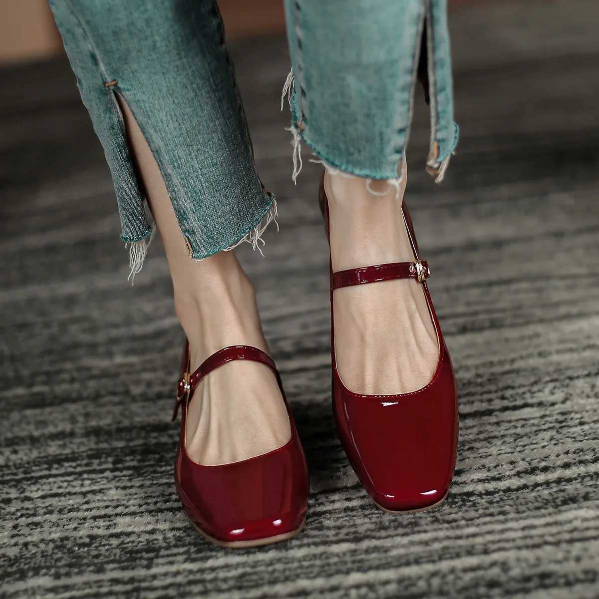 French Mary Jane Womens Shoes 2024 New Medium Heel Red Shoes Womens Thick Heel Small Leather Shoes High HeelsLX241014