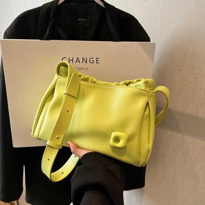 Green Simple Trend Womens Cross Body Bag Summer Commuter Fully Matching Trapezoidal Handbag Casual Buckle Bag 5-Color M241014