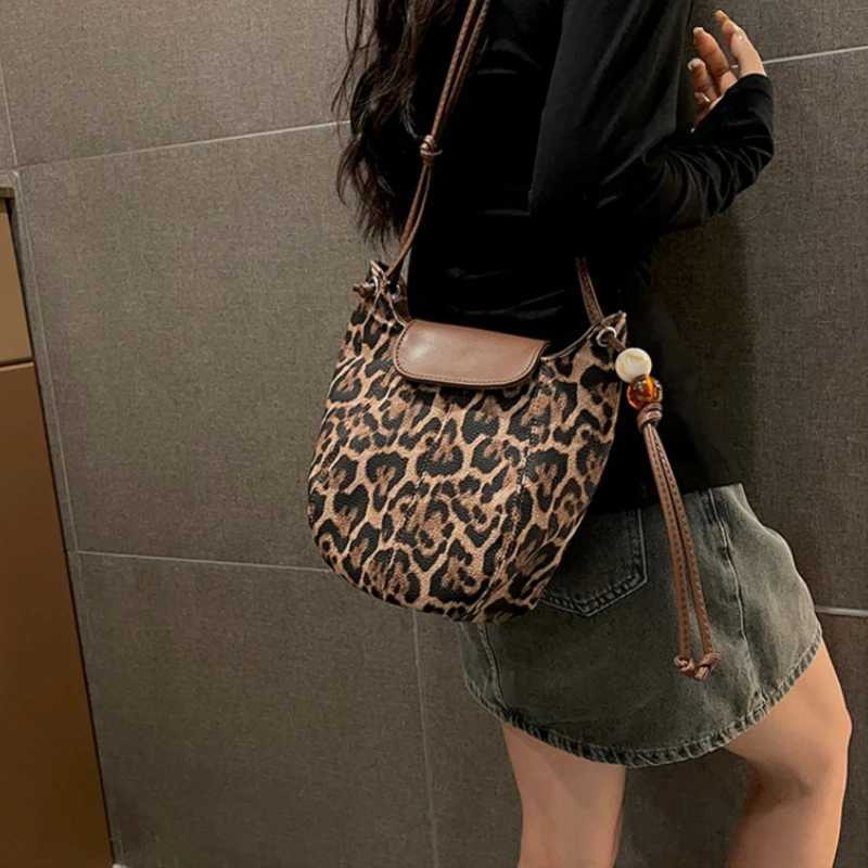 solid Pu sewing thread cross body bag hot selling new soft flip pocket indoor company womens handbag M241014