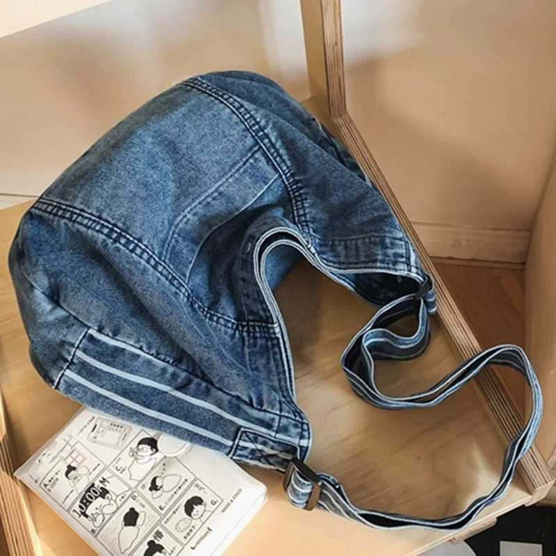 Fashionable denim canvas cross body bag with adjustable shoulder straps for women suitable for work and leisure M241014