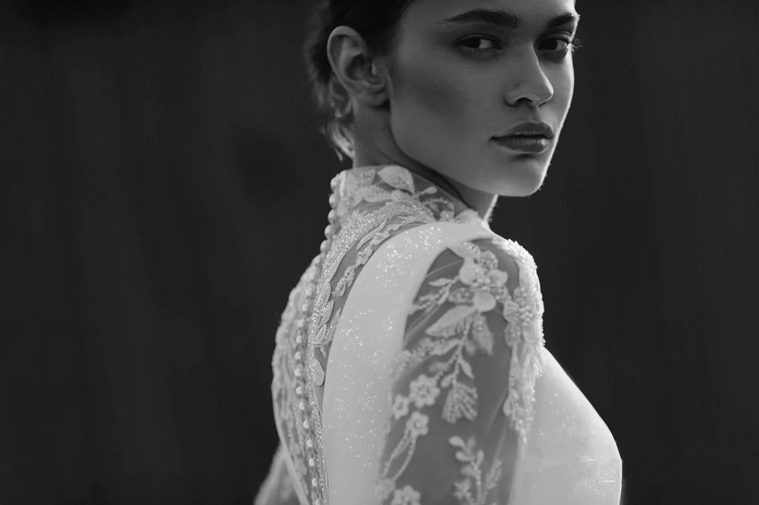 Modest High Collar Long Sleeves Wedding Dresses Glitter Appliques Bride Robe Elegant A-line Satin Long Bridal Gown Robe De Mariee