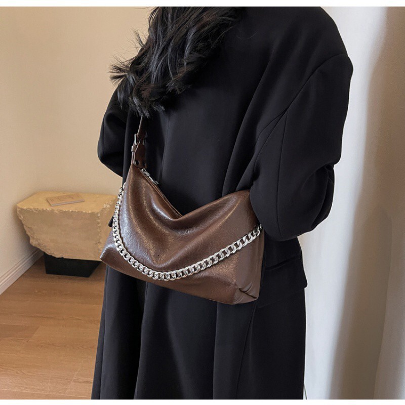 Designer's large capacity for women in autumn and winter 2024, new niche design, single shoulder crossbody bag, chain women's dumpling bag
