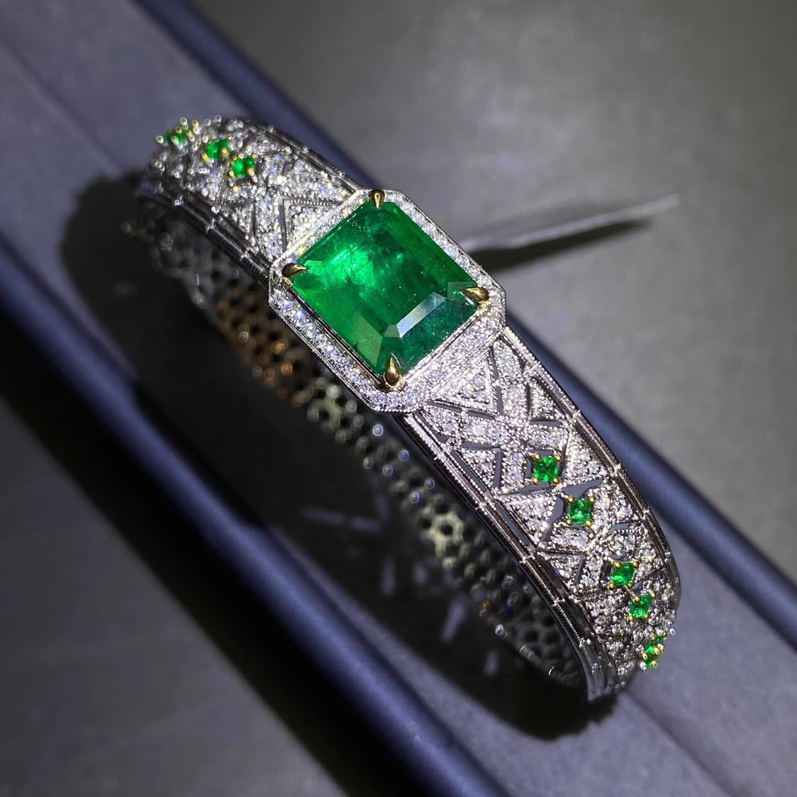 Stunning 2024 Vintage Sterg Sier Emerald CZ Zircon Bangle