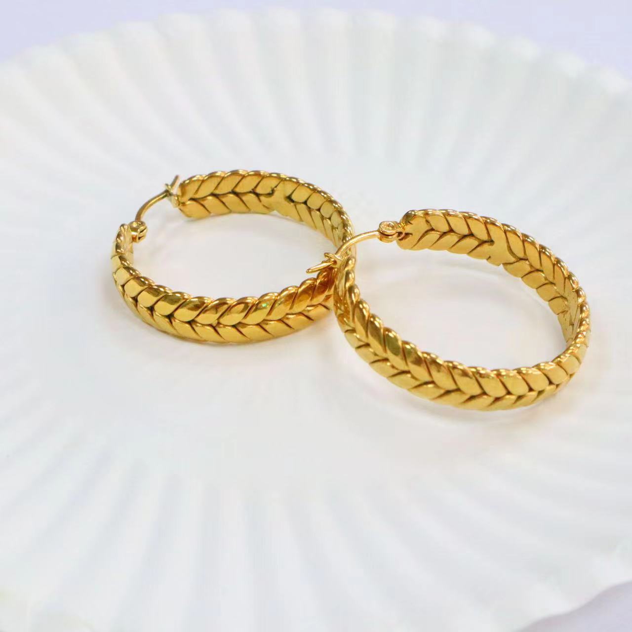Statement Designer Hoop Earrings Gold Chunky Earrings Non Tarnish 18k Gold Stainless Steel Buckle Big Circle Ring Dangle Earrings Ear Cuff for Woman F