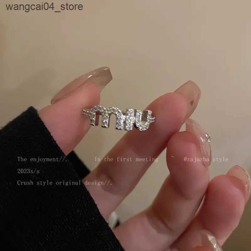 Couple Rings 2024 South Korean New Letter M Crystal Zircon Womens Adjustable Ring Gold Couple Ring Elegant Womens Daily Work Accessories L240910