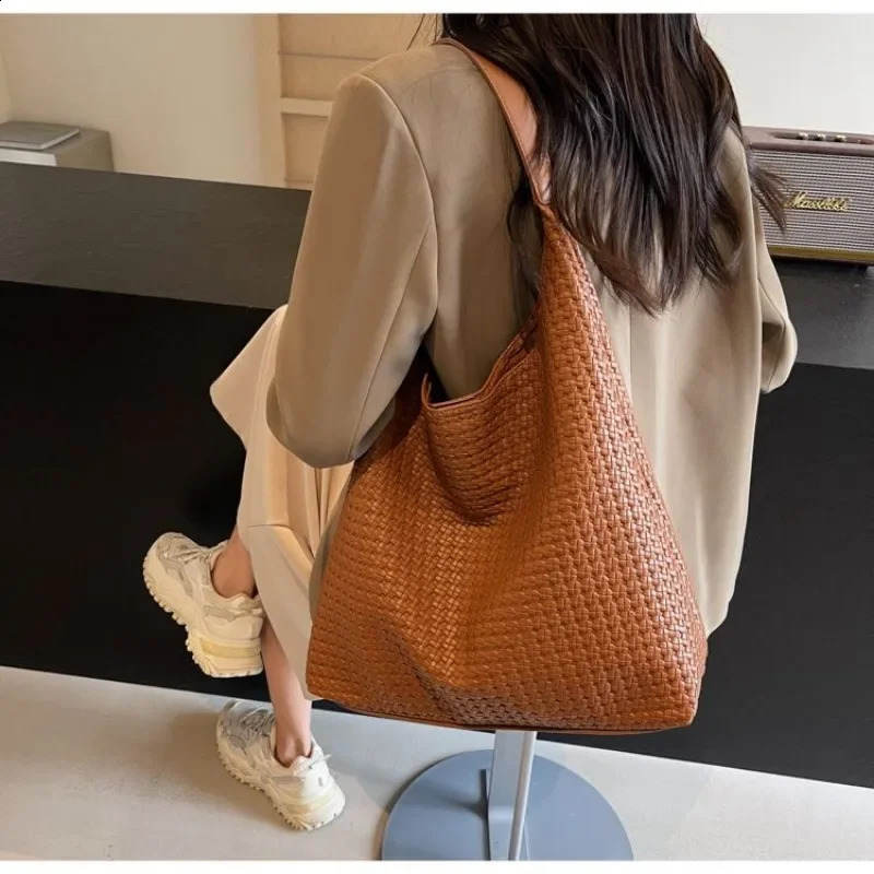 Advanced woven handbag womens bag fashionable casual retro 100 large capacity single shoulder armrest wallet and 241014
