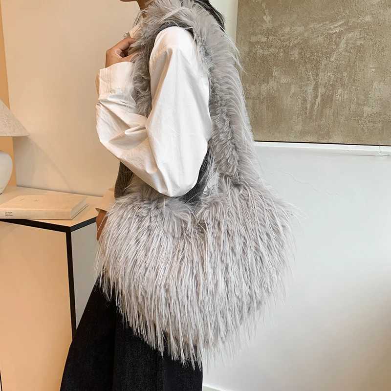 Ladies Heart Shape Plush Underarm Bag Large Capacity Fashion Tote Solid Color Fluffy Handbag Hasp Closure Furry Purse 241015