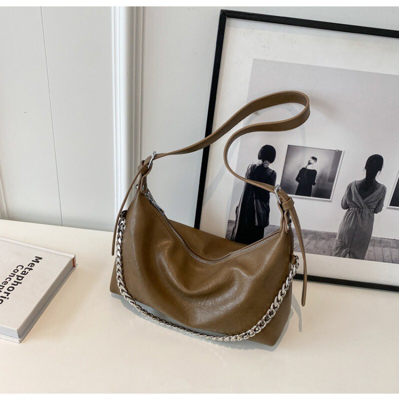 Designer's large capacity for women in autumn and winter 2024, new niche design, single shoulder crossbody bag, chain women's dumpling bag