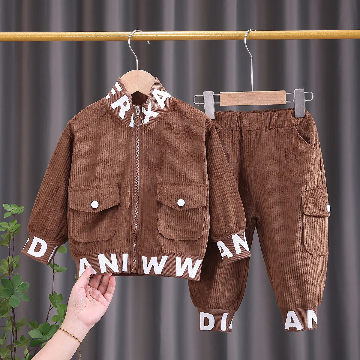 Baby boy clothes corduroy zipper long sleeved casual sports twopiece set for 05 year old fashionable girls with top and pants 241014