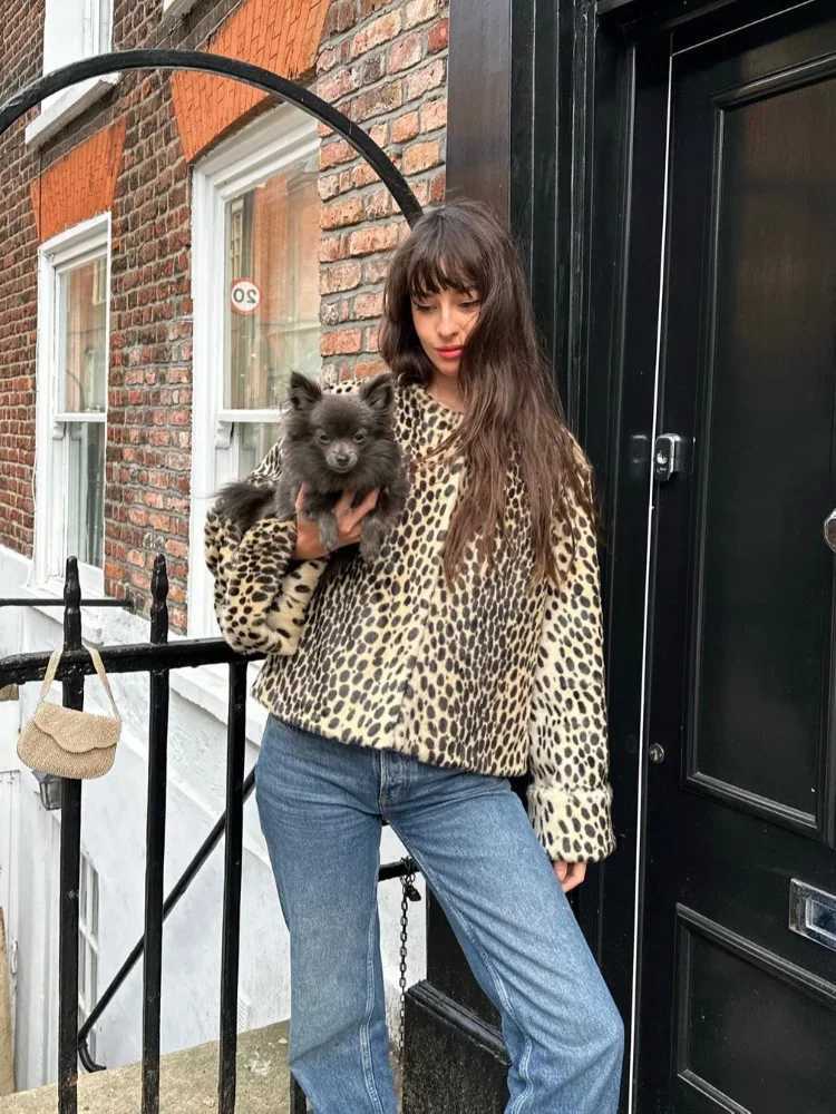 Elegant leopard print round neck short sleeved womens casual long sleeved warm jacket 2024 new autumn and winter womens street jacket W241015