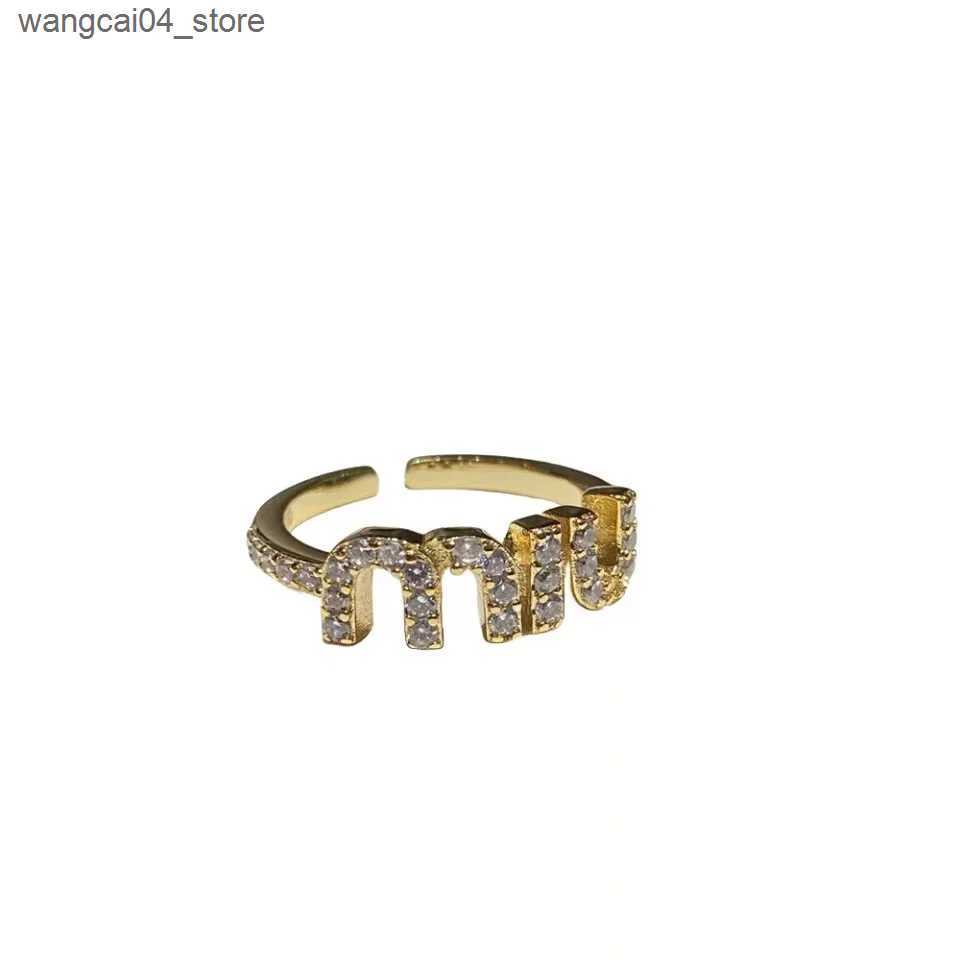 Couple Rings 2024 South Korean New Letter M Crystal Zircon Womens Adjustable Ring Gold Couple Ring Elegant Womens Daily Work Accessories L240910