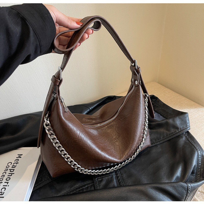 Designer's large capacity for women in autumn and winter 2024, new niche design, single shoulder crossbody bag, chain women's dumpling bag