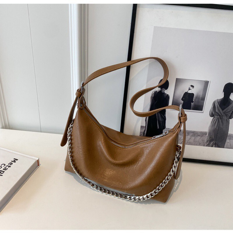 Designer's large capacity for women in autumn and winter 2024, new niche design, single shoulder crossbody bag, chain women's dumpling bag
