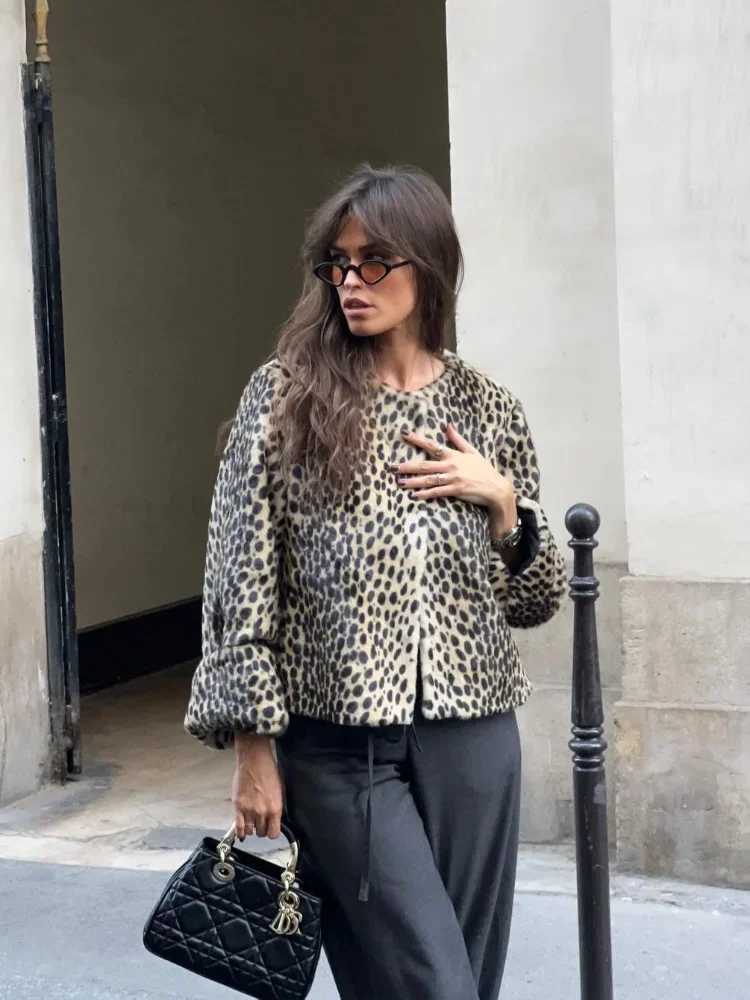 Elegant leopard print round neck short sleeved womens casual long sleeved warm jacket 2024 new autumn and winter womens street jacket W241015