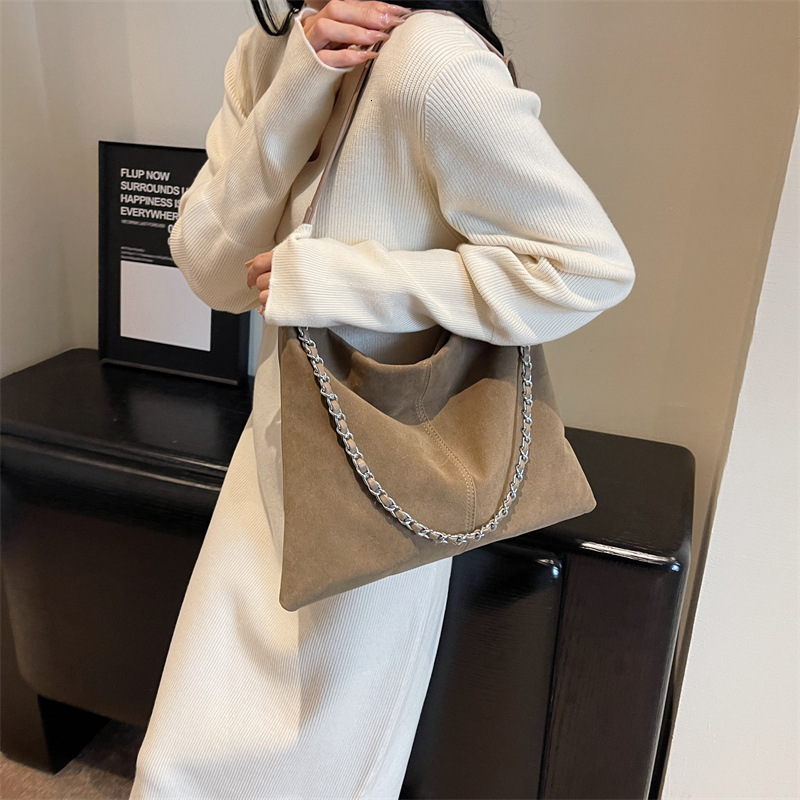 Designer's Large Capacity For Women2025 Autumn And Winter New Stylish Chain Frosted Bag, Versatile Crossbody Commuting Tote Bag