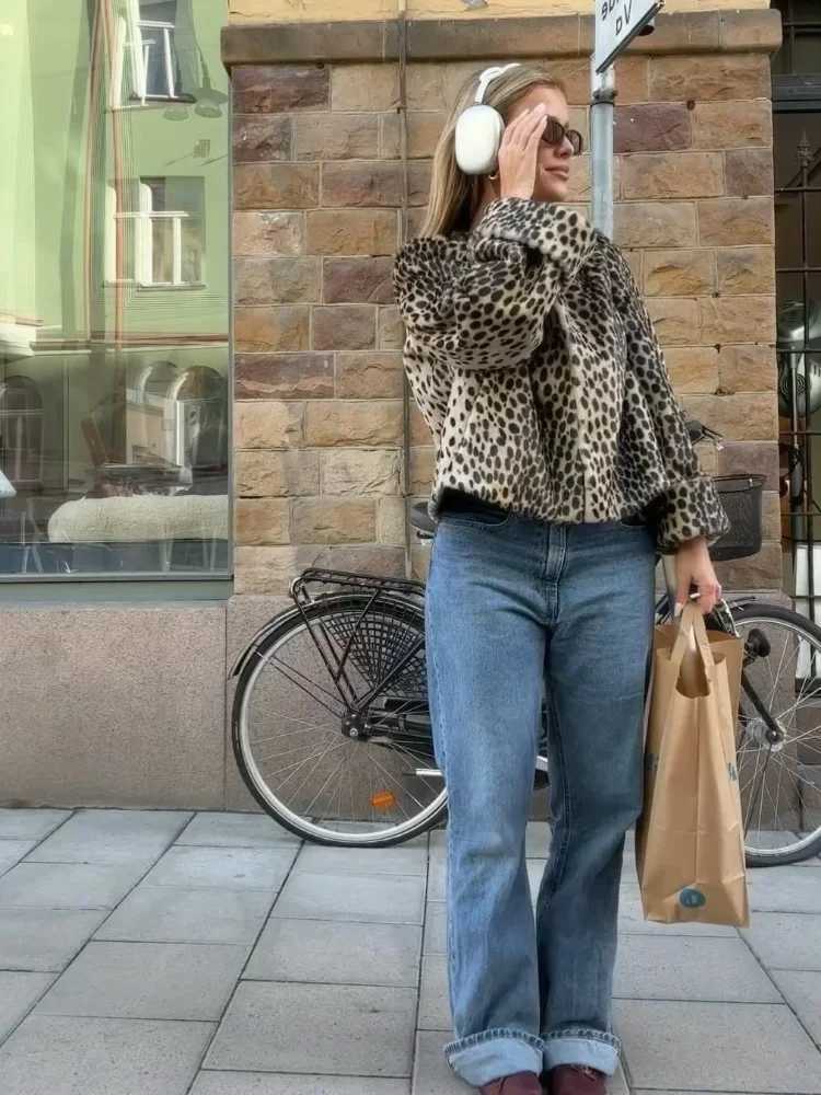 Elegant leopard print round neck short sleeved womens casual long sleeved warm jacket 2024 new autumn and winter womens street jacket W241015