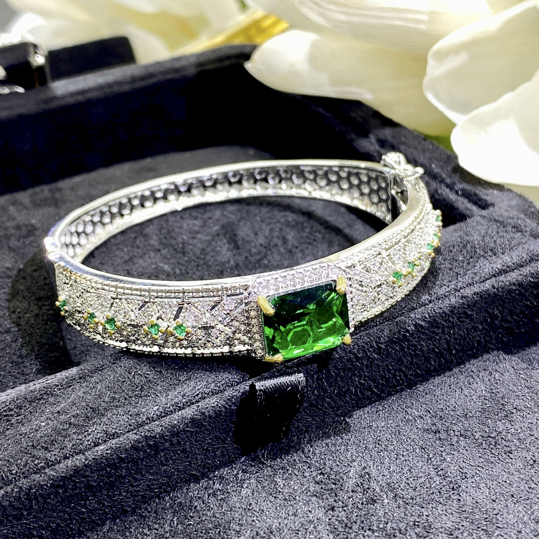 Stunning 2024 Vintage Sterg Sier Emerald CZ Zircon Bangle