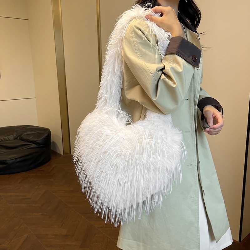 Ladies Heart Shape Plush Underarm Bag Large Capacity Fashion Tote Solid Color Fluffy Handbag Hasp Closure Furry Purse 241015